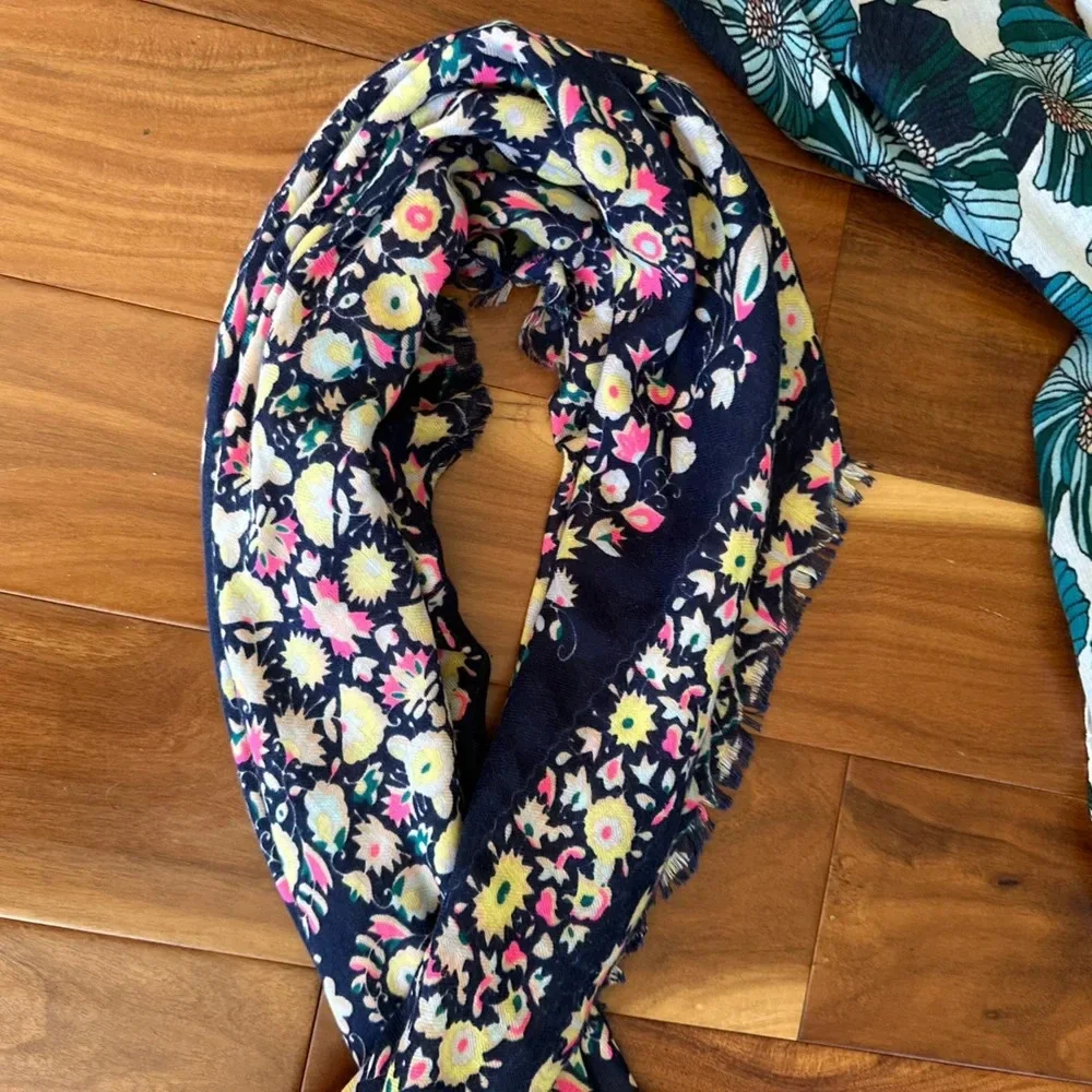 Bundle of Women’s Scarves - Picture 3 of 4